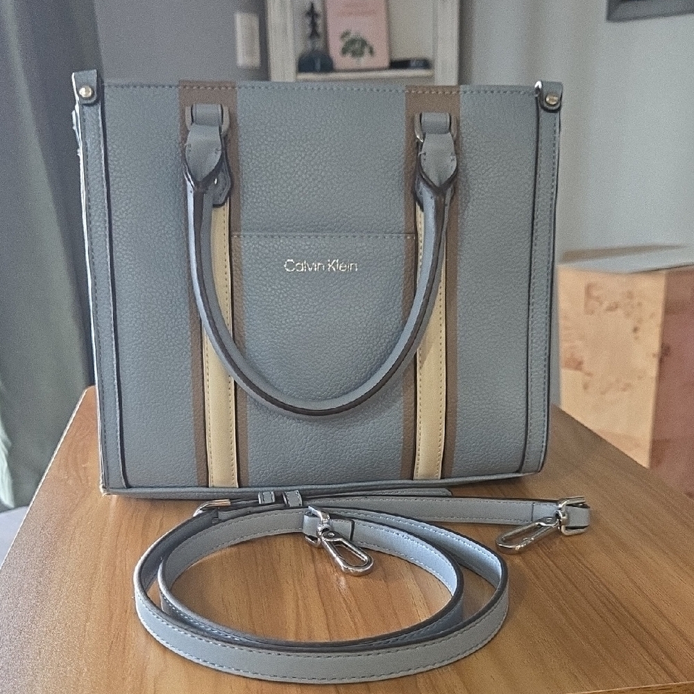 Calvin Klein Beckah Crossbody Cloud/cherub blue Leather excellent Condition